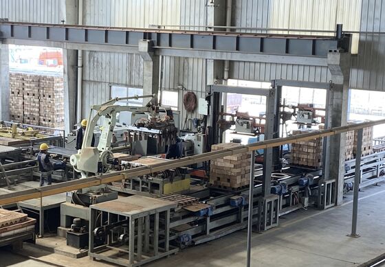 Volautomatisch, palletloos systeem voor het lossen en verpakken van bakstenen voor productielijnen voor kleistenen