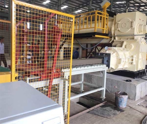 Machine voor het maken van bakstenen met handmatige bakstenenfabriekmachine EV-vacuümextruder in Kenia