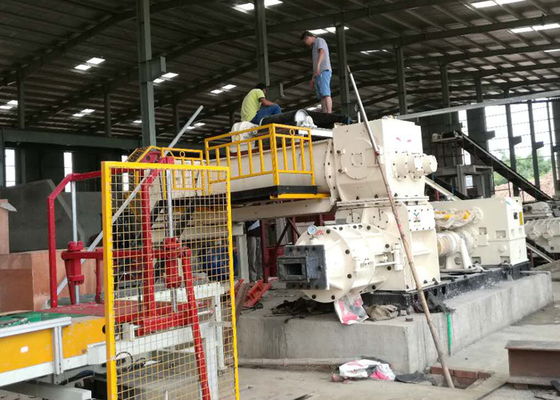 Vacuümextruder in kleibaksteen die fabrieksafgietsel maakt dat machines uitdrijft