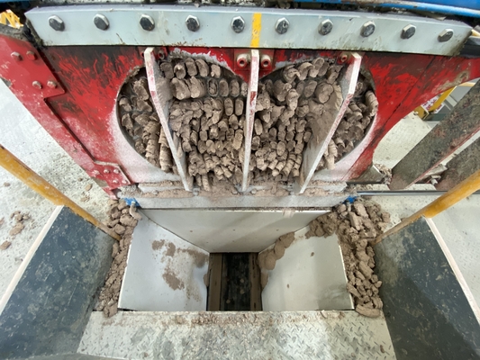 Machine voor het mengen van vaste en holle bakstenen