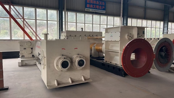 Machine voor het maken van tegels van geëxtrudeerde kleiblokken met tunneloven