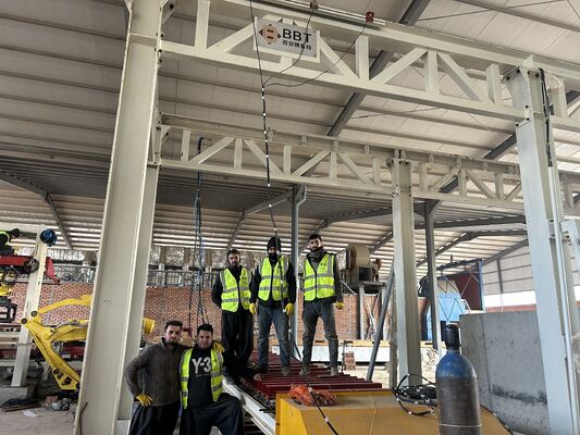 Volautomatisch, palletloos systeem voor het lossen en verpakken van bakstenen voor productielijnen voor kleistenen