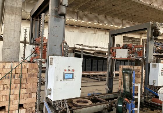 Volautomatisch, palletloos systeem voor het lossen en verpakken van bakstenen voor productielijnen voor kleistenen